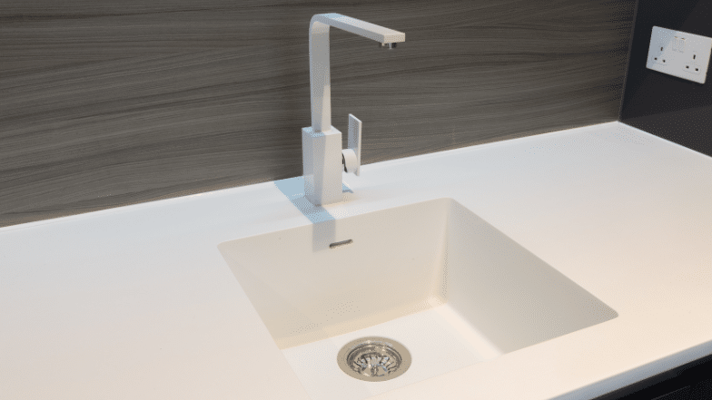 biały blat ze staronu