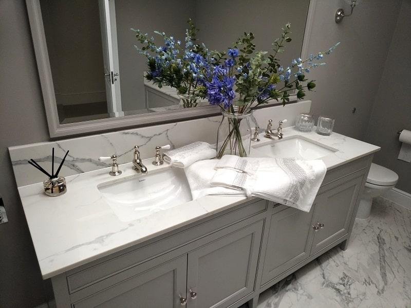 Blaty kompozytowe w łazience – praktyczne rozwiązania dla małych przestrzeni