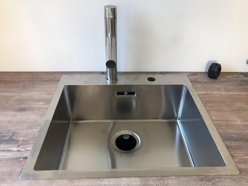 Blaty kompozytowe a zlewozmywaki stalowe – czy to dobry duet?