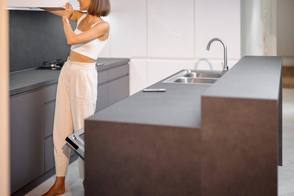 Kiedy warto wybrać blat cienki, a kiedy masywny? Porównanie i zalety każdego rozwiązania