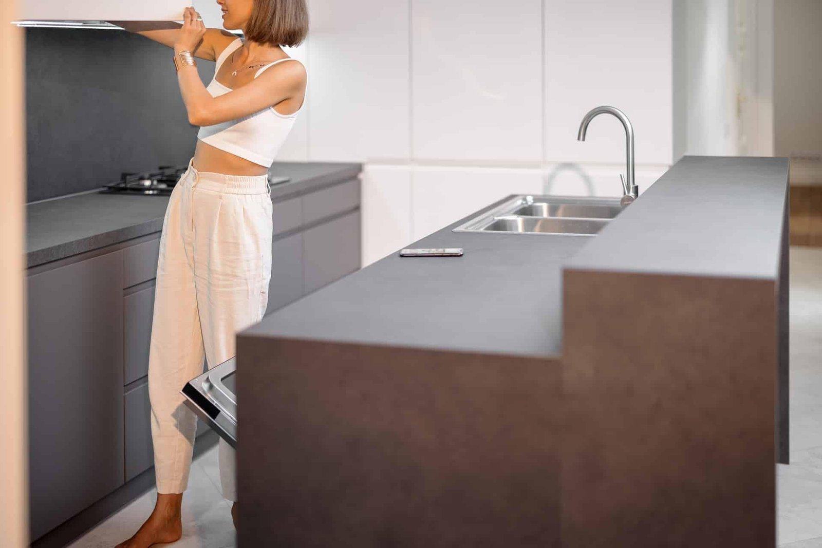 Kiedy warto wybrać blat cienki, a kiedy masywny? Porównanie i zalety każdego rozwiązania