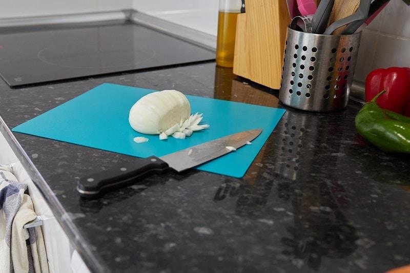 Kiedy warto wybrać blat cienki, a kiedy masywny? Porównanie i zalety każdego rozwiązania