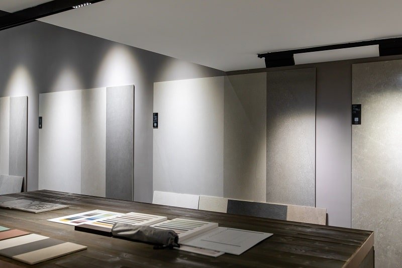 Blaty kompozytowe a wpływ na akustykę wnętrza – czy materiał ma znaczenie?