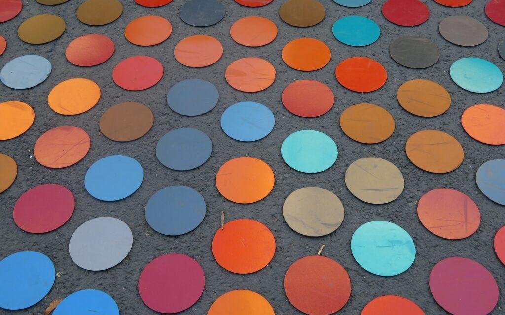 Psychologia koloru w aranżacji – jak kolor blatu wpływa na odbiór wnętrza?