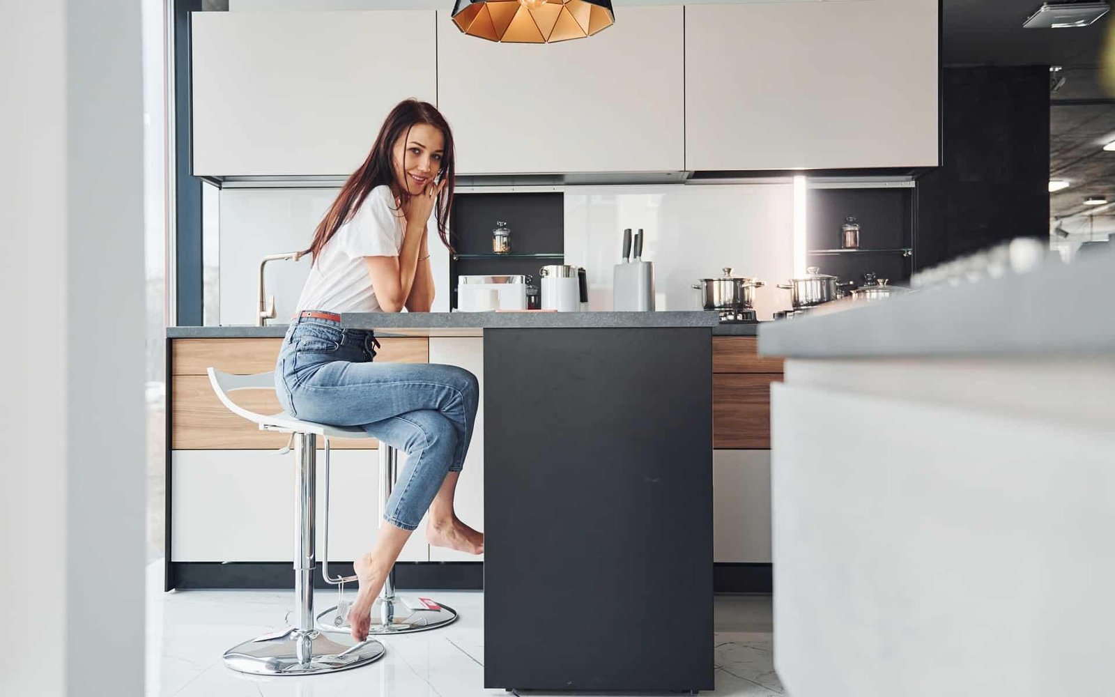 Blaty kompozytowe w kuchniach z wyspą – jakie wymiary i rozwiązania zastosować dla komfortu użytkowania?