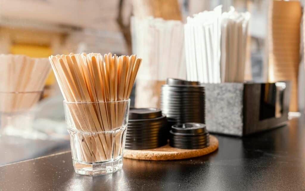 Blaty kompozytowe w przestrzeniach komercyjnych – restauracje, hotele, biura – wymagania, normy i inspiracje