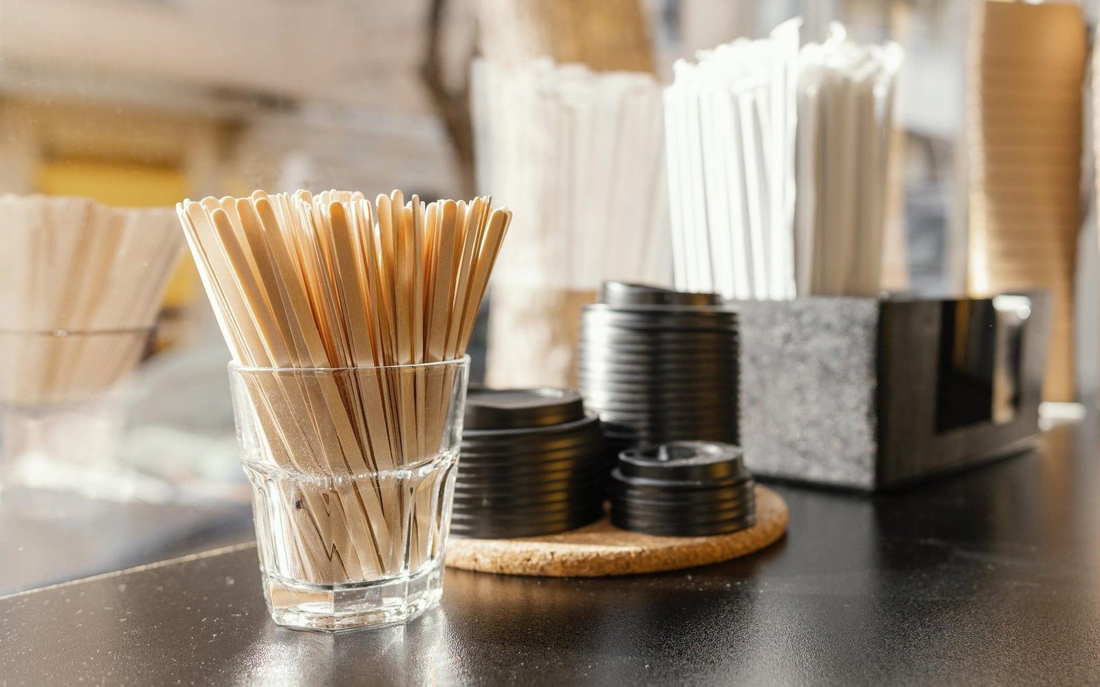 Blaty kompozytowe w przestrzeniach komercyjnych – restauracje, hotele, biura – wymagania, normy i inspiracje