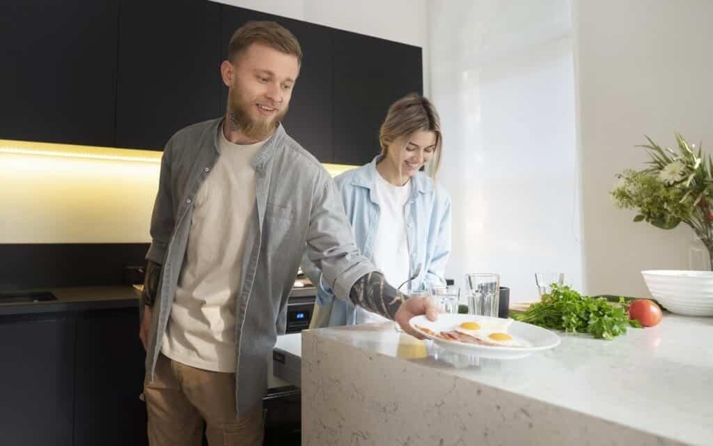 Porównanie materiałów – blaty kompozytowe vs. konglomerat vs. kamień naturalny – zalety i wady dla konkretnych zastosowań