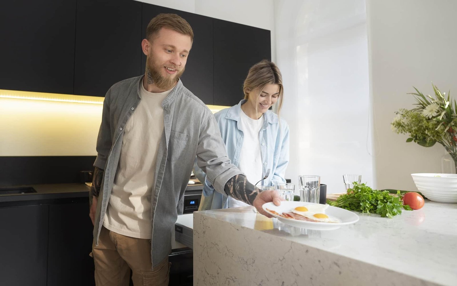 Porównanie materiałów – blaty kompozytowe vs. konglomerat vs. kamień naturalny – zalety i wady dla konkretnych zastosowań