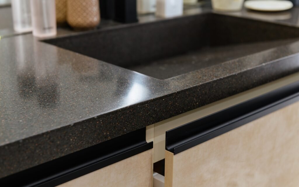 Zlewozmywak zintegrowany z blatem – gdzie sprawdza się najlepiej i jak wygląda proces wykonania?